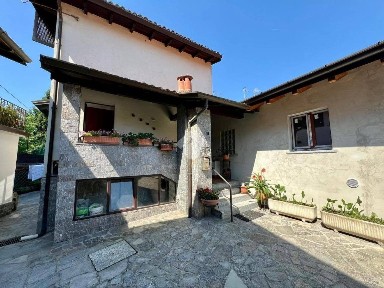Villa unifamiliare via Conte Verde 11, Bizzozzero, Varese