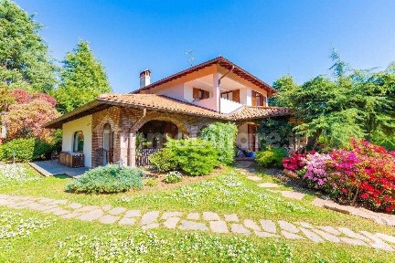 Villa bifamiliare via Monte Bianco, 15, Solbiate Arno