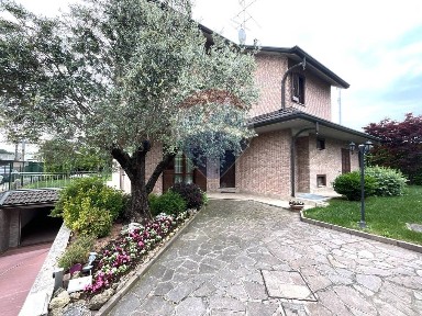 Villa unifamiliare via Enrico Toti 350, Centro, Caronno Pertusella