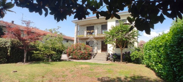 Villa bifamiliare via trento 20, Centro, Ferno