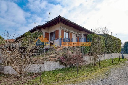 Villa bifamiliare via Lazzaretto, Centro, Carnago