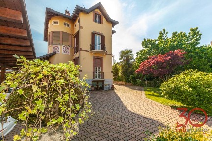Villa bifamiliare via Monte Asolone, Centro, Tradate