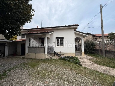 Villa unifamiliare via Montenero, Centro, Lonate Pozzolo