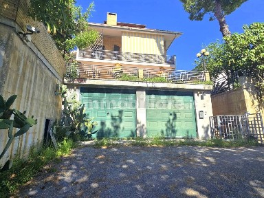 Terratetto unifamiliare 350 m², buono stato, Centro, Recanati