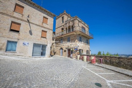 Terratetto unifamiliare 120 m², da ristrutturare, Centro, Loro Piceno