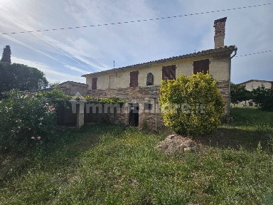 Terratetto unifamiliare 267 m², da ristrutturare, San Severino Marche