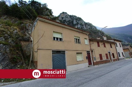 Pioraco, Viale Rossini, 43