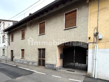 Carate Brianza, Via Silvio Pellico, 16