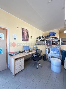Locale commerciale con laboratorio in Affitto