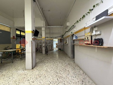Locale commerciale con laboratorio in Affitto