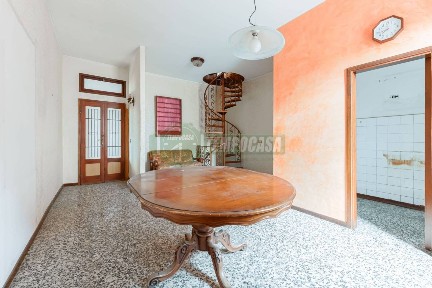 Trilocale via Edmondo De Amicis 5, Centro, Cornate d'Adda