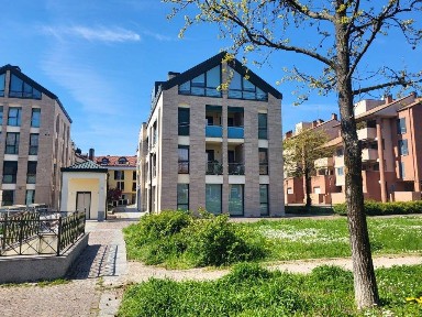 Trilocale via Umberto I 22, Centro, Arcore
