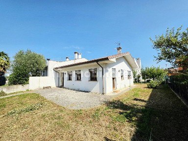 Villa bifamiliare via Papa Albino Luciani, Centro, Villa Estense