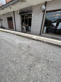 Locale commerciale in Vendita