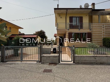 Villa bifamiliare via Giacomo Matteotti 12, Sandrà, Castelnuovo del Garda