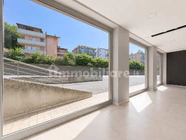Locale commerciale in Affitto