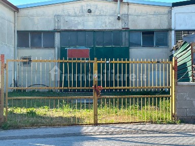 Capannone in Affitto