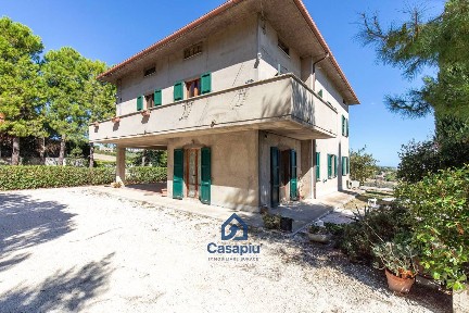 Casa colonica, da ristrutturare, 456 m², Montelupone