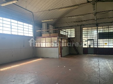 Capannone in Affitto