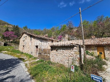 Casale via San Francesco, Centro, Serrapetrona