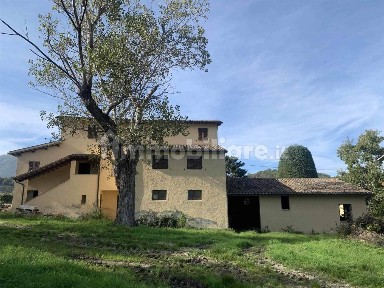 Rustico frazione strada, Camerino