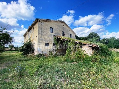 Casa colonica, da ristrutturare, 618 m², Matelica
