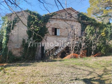 Rustico, da ristrutturare, 210 m², Macerata