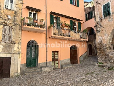 Trilocale piazza della Santissima Trinità, Centro, Taggia