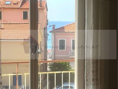 Trilocale da ristrutturare, secondo piano, Ospedaletti