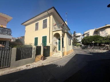 Quadrilocale via roseto 37, Centro, Bordighera