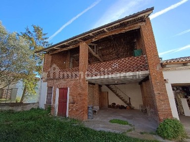 Alfiano Natta, Via Umberto I, 32