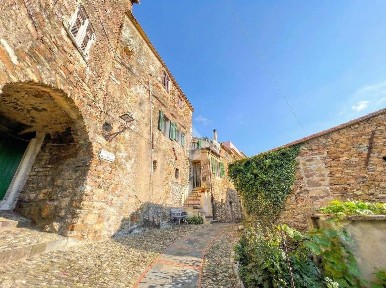 Cipressa, Via della Chiesa, 27