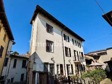 Sant'Agata Fossili, Via alla Chiesa 7