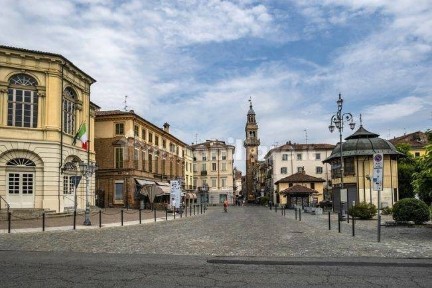 Terratetto unifamiliare piazza Giuseppe Mazzini, Centro, Casale Monferrato
