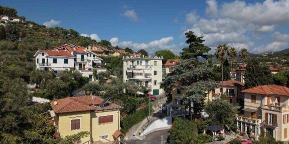 Trilocale via P. Costantino 2, Porto Maurizio, Imperia