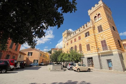 Castellaro, Piazza Fratelli Ruffini, 2