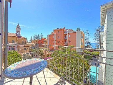 Trilocale via Vittorio Emanuele II 117, Centro, Bordighera