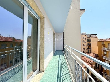 Trilocale ottimo stato, quarto piano, Ospedale, Sanremo