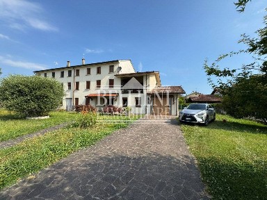 Villa bifamiliare via Roma, Pozzoleone