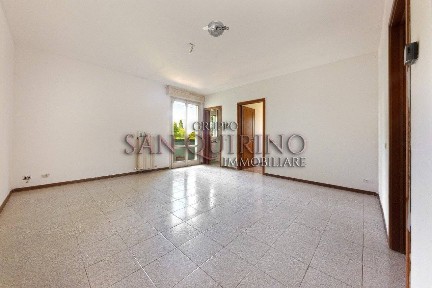 Trilocale via Petrarca 3, Centro, Moglia