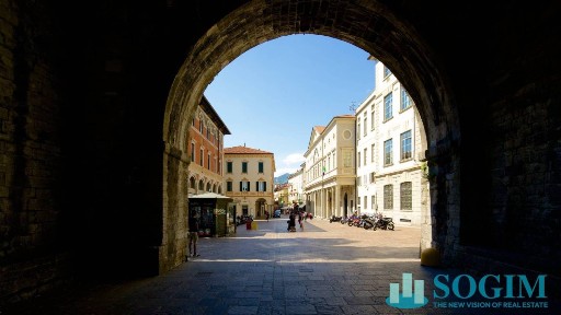 Como, Centro Storico, Via giovio