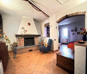 Bregnano, Via Edmondo De Amicis, 1