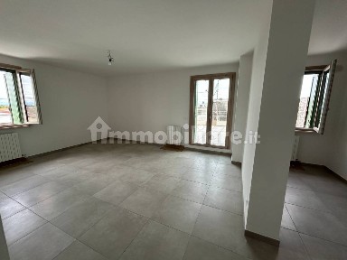 Trilocale nuovo, quarto piano, Centro, Poggio Rusco