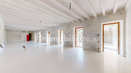 Mantova, Centro, Via Fratelli Cairoli, 11