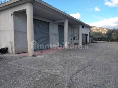 Capannone in Affitto