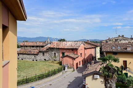 Trilocale via San Maurizio, Centro, Erba