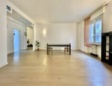 Trilocale ottimo stato, terzo piano, Centro, Mantova
