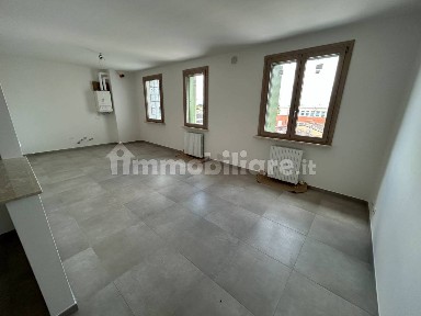 Trilocale nuovo, terzo piano, Centro, Poggio Rusco