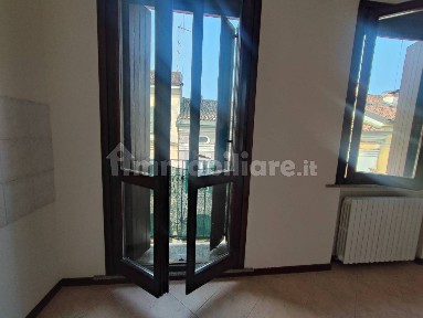 Trilocale ottimo stato, secondo piano, Centro, Viadana