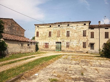 Borgo Mantovano, Via Argine Est, 2